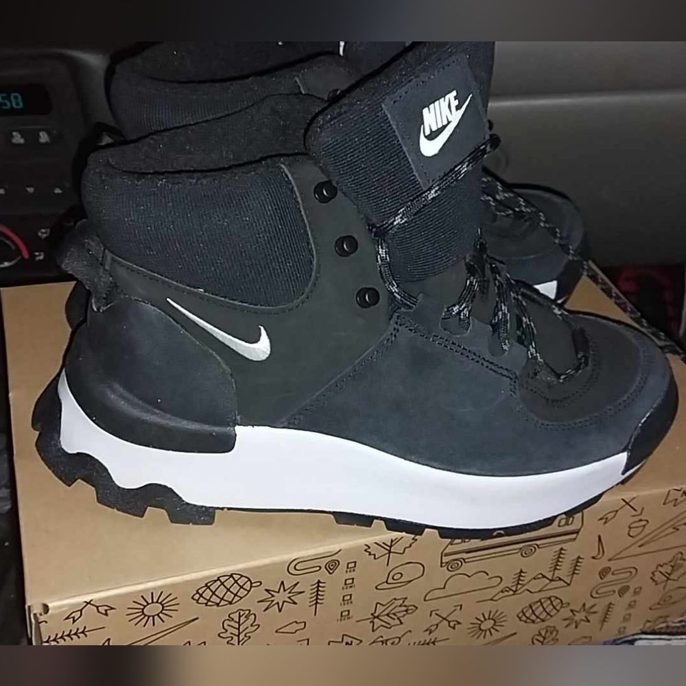 WOMEN SIZE 7 Nike City Classics